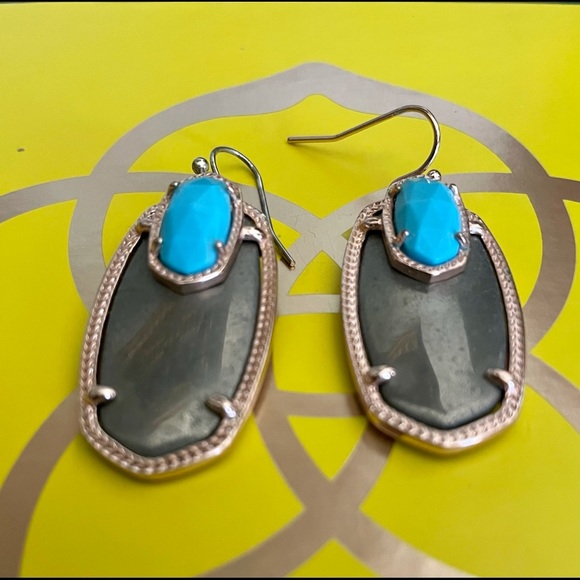 Kendra Scott Emmy - Picture 2 of 7